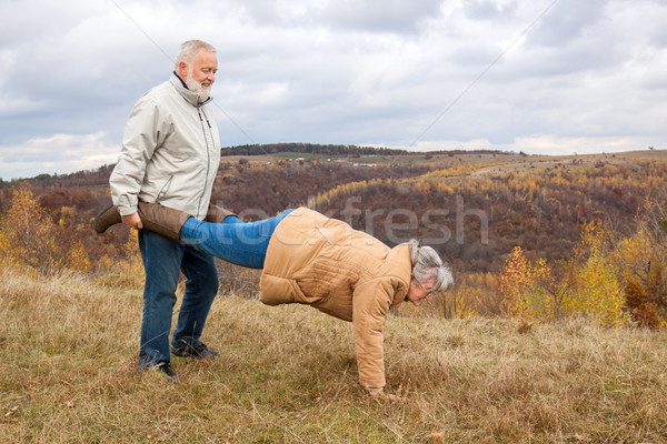 Pareja tiempo ancianos jugando carretilla Foto stock © georgemuresan