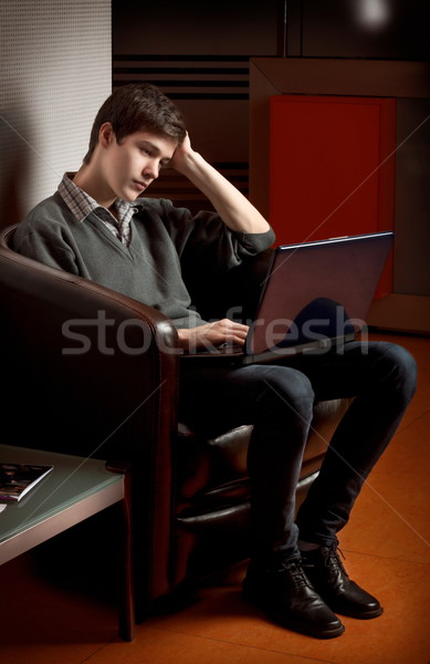 Espera laptop jovem cara olhando Foto stock © georgemuresan