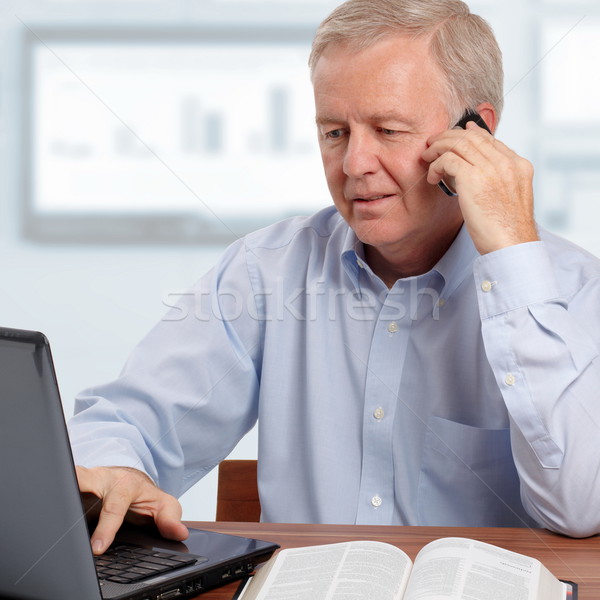 Cristão homem falante telefone laptop bíblia Foto stock © georgemuresan