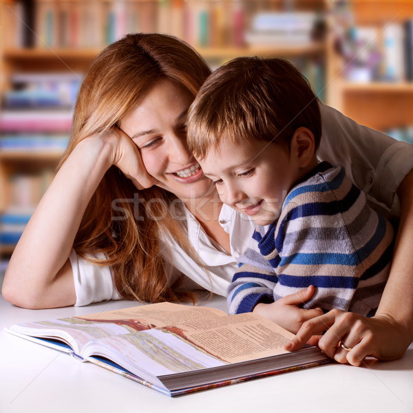 Tempo mãe leitura bíblia crianças Foto stock © georgemuresan