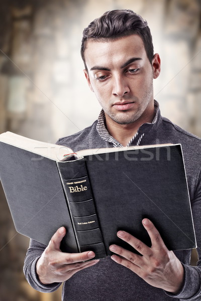 Lectura Biblia retrato joven libro Foto stock © georgemuresan