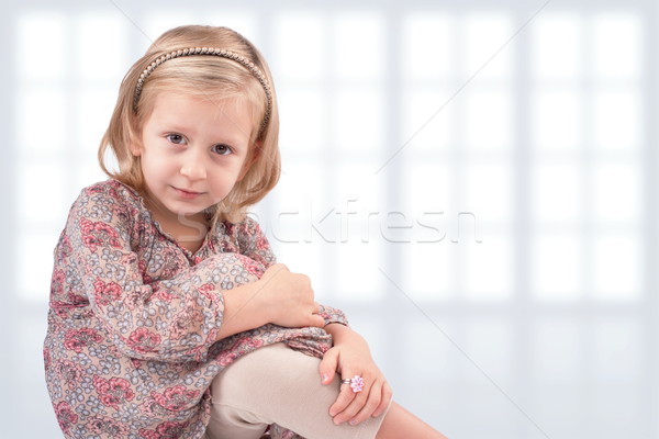 Delici bakmak sevimli küçük kız oturma pencereler Stok fotoğraf © georgemuresan