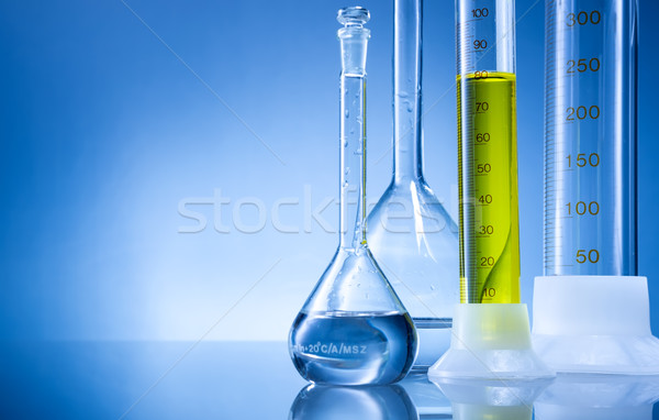 Laboratórium felszerlés üvegek citromsárga folyadék kék Stock fotó © Geribody