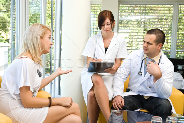 Médico enfermera hablar paciente exclusivo clínica Foto stock © Geribody