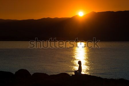 Zdjęcia stock: Sylwetka · kobieta · jogi · plaży · wygaśnięcia · niebo