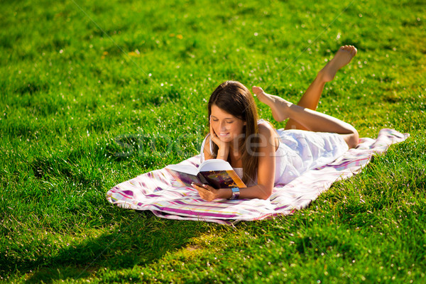 Czytania książki wiosną słońce młoda kobieta trawy Zdjęcia stock © Geribody