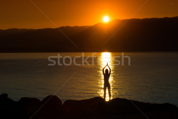 Zdjęcia stock: Sylwetka · kobieta · jogi · plaży · wygaśnięcia · niebo