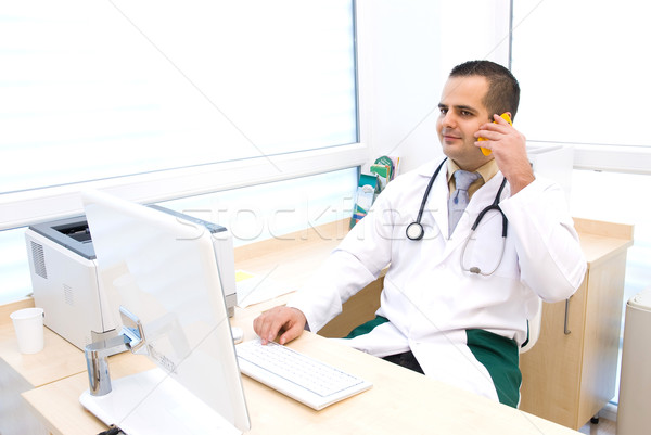 Foto stock: Médico · telefone · falante · exclusivo · clínica · quarto