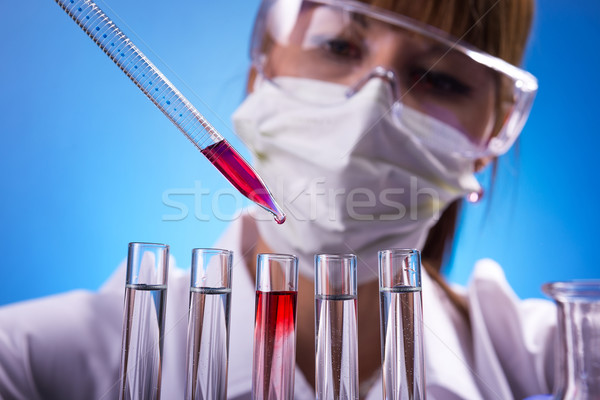 Laborator femeie laborator medical ştiinţă lucrător Imagine de stoc © Geribody
