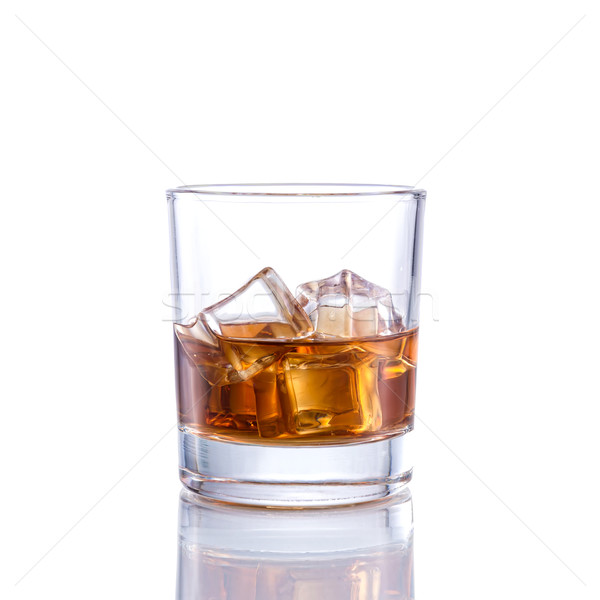 Whisky pasado de moda aislado blanco vidrio fondo Foto stock © Geribody