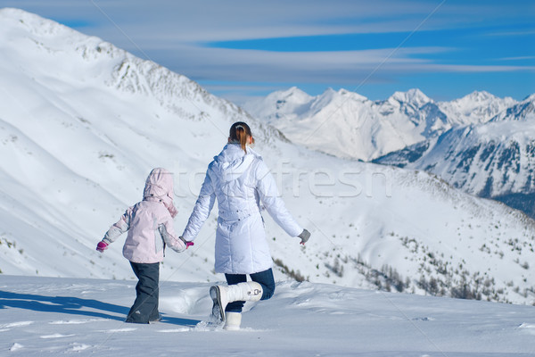 Imagine de stoc: Mamă · fiica · mers · munţi · zăpadă