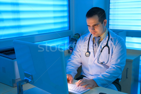 小さな 医師 作業 コンピュータ 排他的な クリニック ストックフォト © Geribody