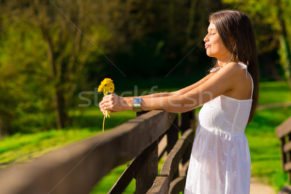 Stok fotoğraf: Güzel · genç · kadın · sarı · çiçekler · gülen · çiçekler