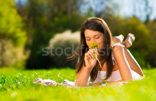 Stok fotoğraf: Güzel · genç · kadın · sarı · çiçekler · gülen · çiçekler