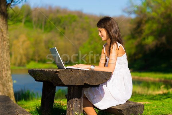 Cute młodych kobiet laptop posiedzenia piękna Zdjęcia stock © Geribody