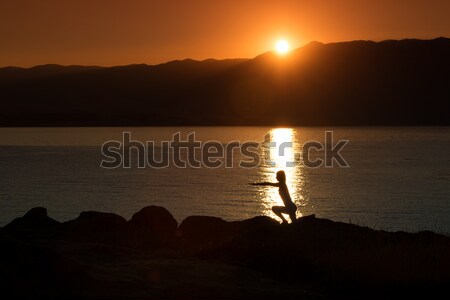Sylwetka kobieta jogi plaży wygaśnięcia niebo Zdjęcia stock © Geribody