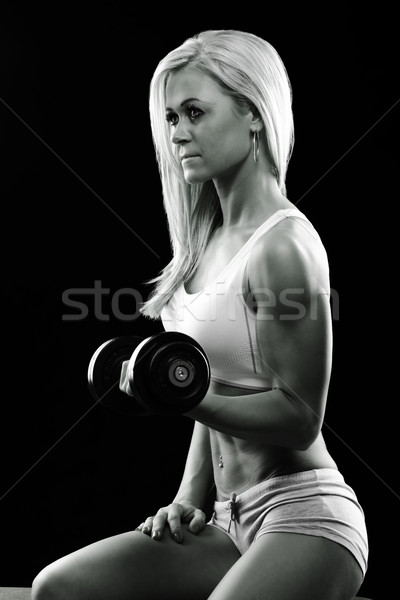Młoda kobieta fitness treningu wagi Zdjęcia stock © Geribody