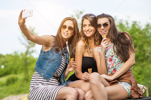 Trois belle femme manger crème glacée ville Photo stock © Geribody