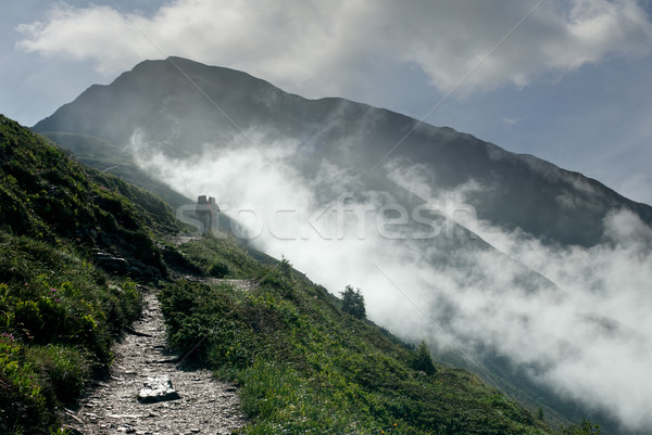 商業照片: 成人 · 徒步旅行 · 山 · 濛濛 · 早晨 · 雲