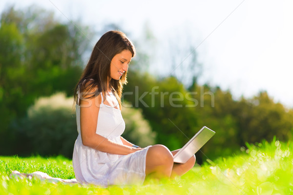 Bonitinho jovem feminino trabalhando laptop parque Foto stock © Geribody