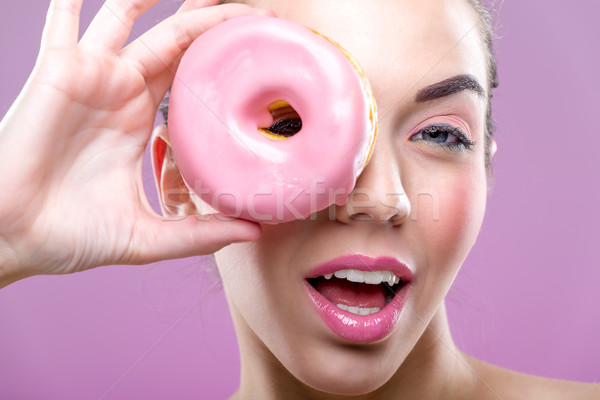 Bela mulher um olho rosa rosquinha Foto stock © Geribody