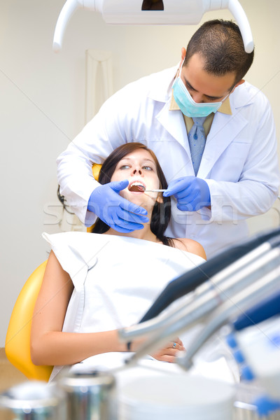 Stomatologicznych leczenie dentysta patrząc dziewczyna medycznych Zdjęcia stock © Geribody