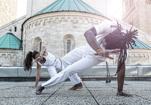 Tineri pereche capoeira spectaculos sportiv Imagine de stoc © Geribody