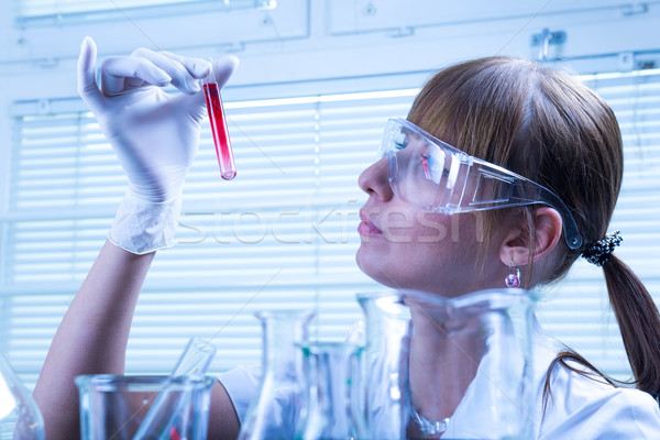 Laborator femeie laborator medical ştiinţă lucrător Imagine de stoc © Geribody