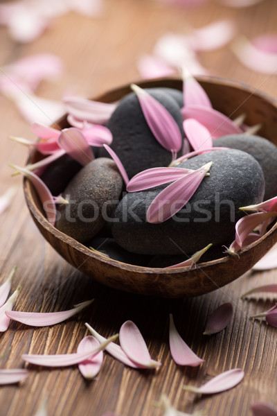 Behandeling spa stenen bloem bloemblaadjes ontspannen Stockfoto © gitusik