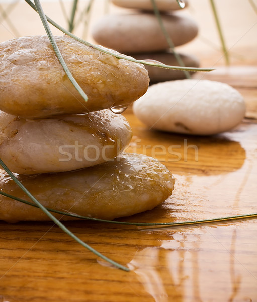 Foto stock: Estância · termal · pedras · massagem · folhas · verdes · gotas · de · água · madeira