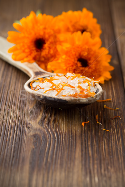 Homeopathische geneeskunde drogen bloemen houten oppervlak Stockfoto © gitusik