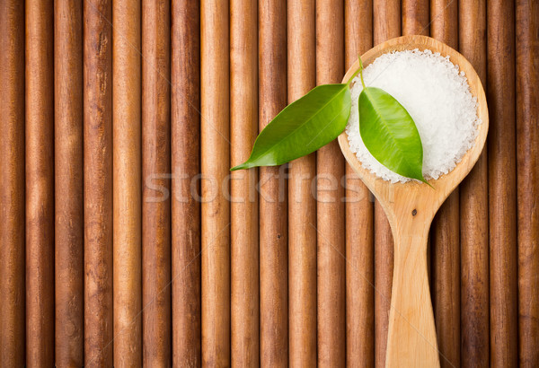 Sal marina cuchara de madera hoja verde madera belleza vida Foto stock © gitusik