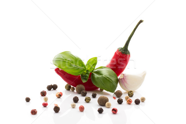 Foto stock: Pimenta · pimenta · ervas · manjericão · alho · isolado