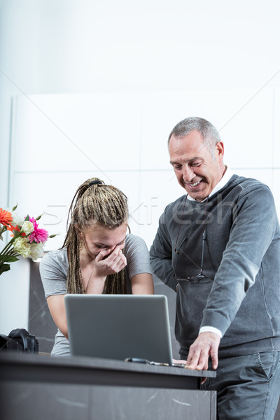 Foto stock: Mulher · jovem · idoso · homem · risonho · olhando · tela · do · computador