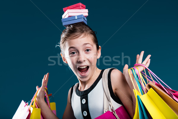 Fata de fericit acoperit in sus cumpărături omg Imagine de stoc © Giulio_Fornasar