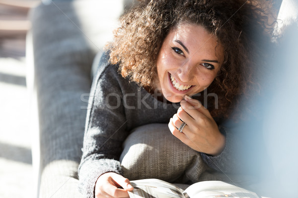 Gyönyörű ragályos mosoly nő olvas magazin Stock fotó © Giulio_Fornasar