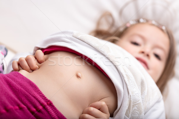 [[stock_photo]]: Petite · fille · préhension · côté · estomac · amusement