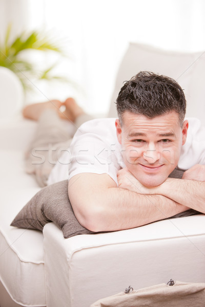 Stockfoto: Man · glimlachend · ontspannen · woonkamer