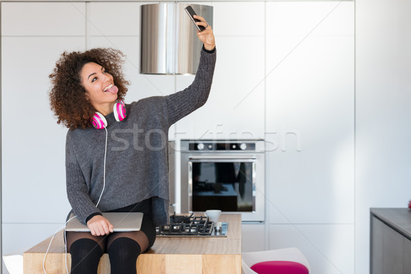 [[stock_photo]]: Jeune · femme · sur · langue · heureux · sourire