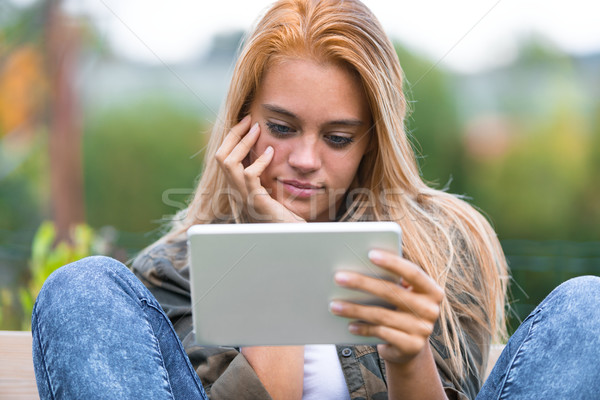 Jóvenes apasionado mujer lectura tableta Foto stock © Giulio_Fornasar