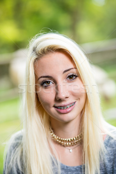 Tirantes sonriendo jóvenes mujer rubia nina Foto stock © Giulio_Fornasar