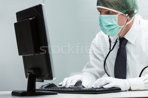 Człowiek maski chirurgiczne komputera chirurgiczny analiza osobowych Zdjęcia stock © Giulio_Fornasar