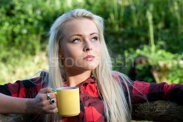 [[stock_photo]]: Femme · pense · vert · nature · jaune · mug