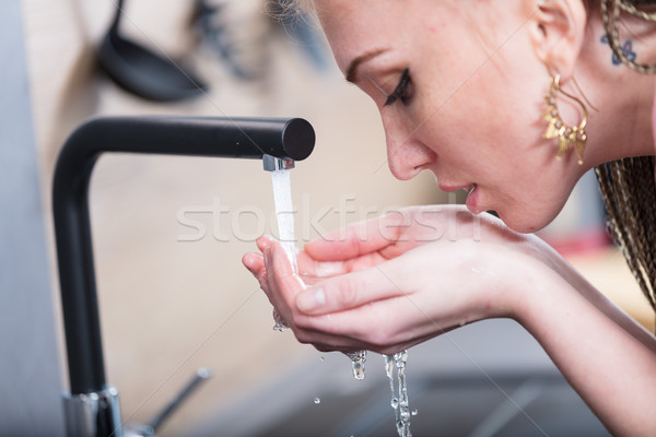 Donna acqua potabile mani bere acqua Foto d'archivio © Giulio_Fornasar