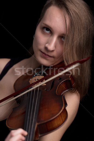 Stock fotó: Szenvedélyes · hegedű · zenész · játszik · fekete · komoly