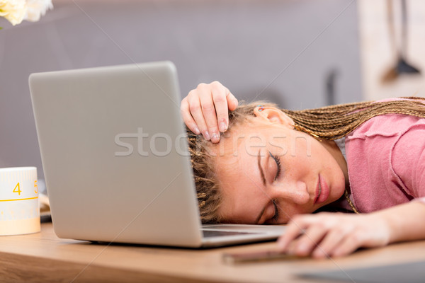 Stock fotó: Fáradt · fiatal · egyetemi · hallgató · alszik · laptop · fej