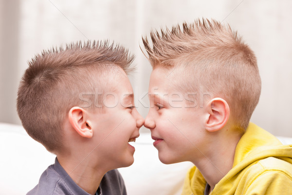 Foto stock: Nariz · pequeno · amigos · irmãos · meninos · sala · de · estar