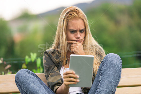 Stok fotoğraf: Endişeli · genç · kadın · sosyal · medya · tablet · kadın · hesap