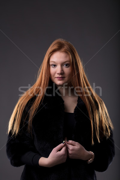 Rouge femme noir manteau de fourrure studio portrait Photo stock © Giulio_Fornasar