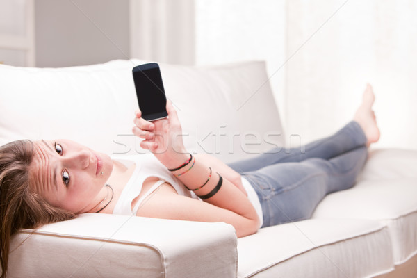 Meisje tonen scherm telefoon home woonkamer Stockfoto © Giulio_Fornasar
